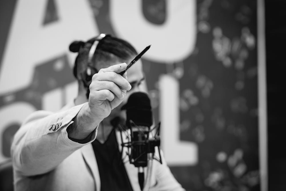 Hombre en estudio de radio