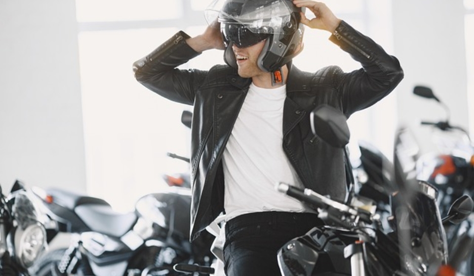locutor para anuncios de motocicletas y scooters